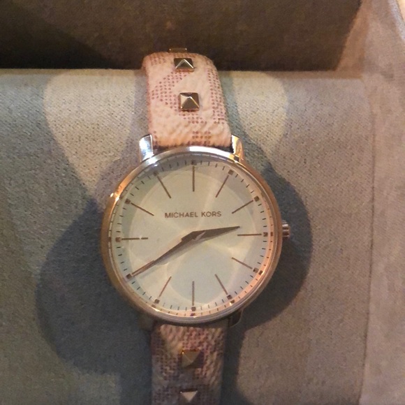 Michael Kors 🔒 - Picture 4 of 5